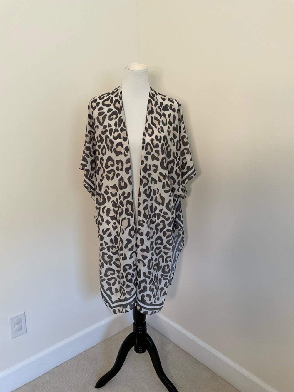 NWT J. C Sunny Just Classic Leopard Print Sheer Kimono Wrap - Black & Beige